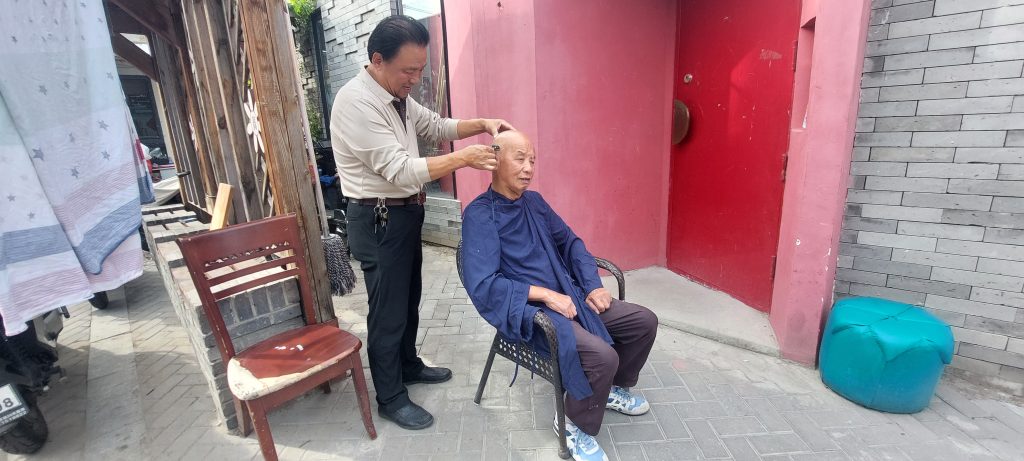 Beijing, Hutongs, street shave